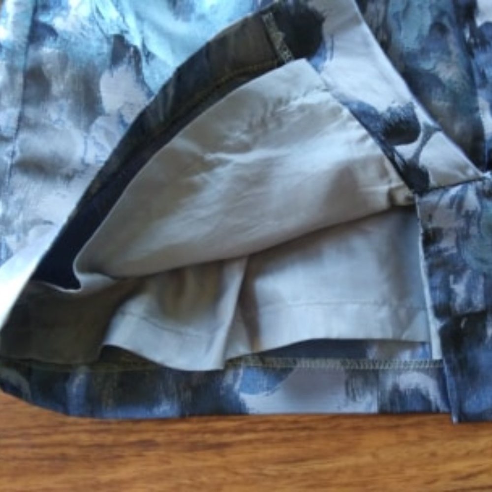 Beautiful Skirt with Blue Roses - Picture 3 of 4